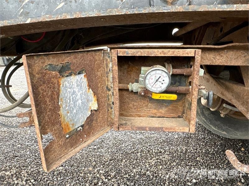 Doepker 53 ft Tri/A Flatbed Trailer Flatbed/Dropside trailers