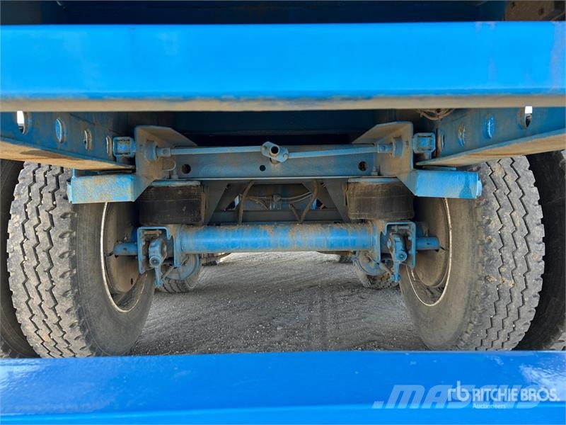 Doepker 53 ft Tri/A Flatbed Trailer Remolques de cama baja