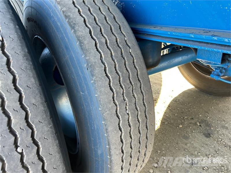Doepker 53 ft Tri/A Flatbed Trailer Прицепы-платформы/боковая разгрузка