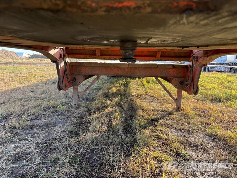 Doepker 55 ft Tri/A Folding Neck Trailer 平板拖车