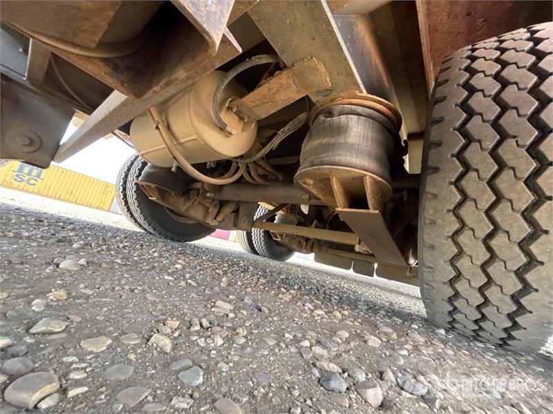 Doepker 55 ton 53 ft Tri/A Folding Neck Trailer Низкорамные прицепы