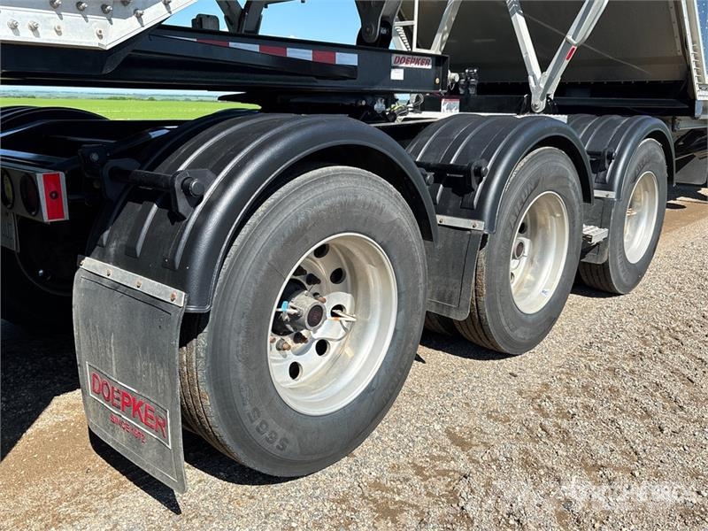 Doepker Legacy 28 ft Tri/A Super B-Train Lead Grain Traile Grain / Silage Trailers