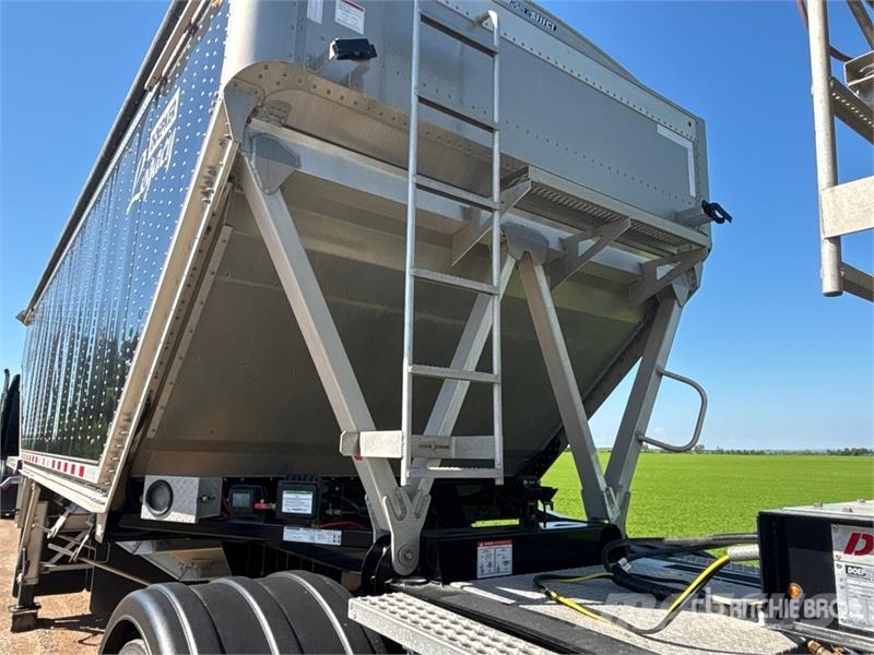 Doepker Legacy 28 ft Tri/A Super B-Train Lead Grain Traile Grain / Silage Trailers
