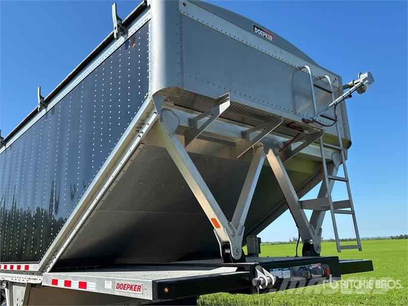 Doepker Legacy 28 ft Tri/A Super B-Train Lead Grain Traile Grain / Silage Trailers
