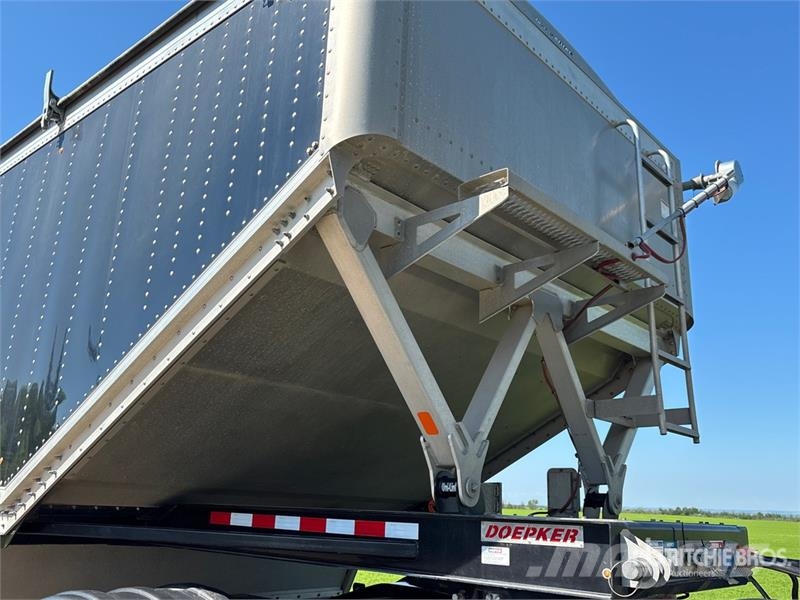 Doepker Legacy 28 ft Tri/A Super B-Train Lead Grain Traile Grain / Silage Trailers