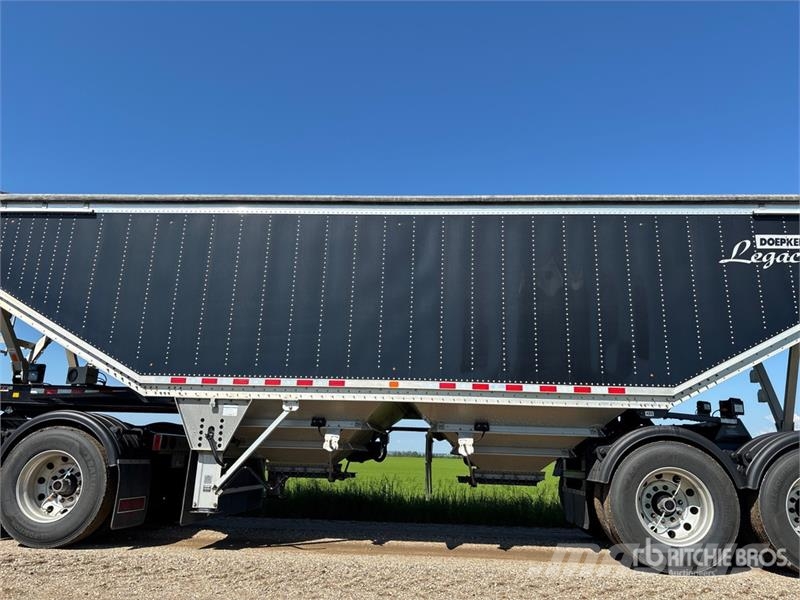 Doepker Legacy 28 ft Tri/A Super B-Train Lead Grain Traile Grain / Silage Trailers