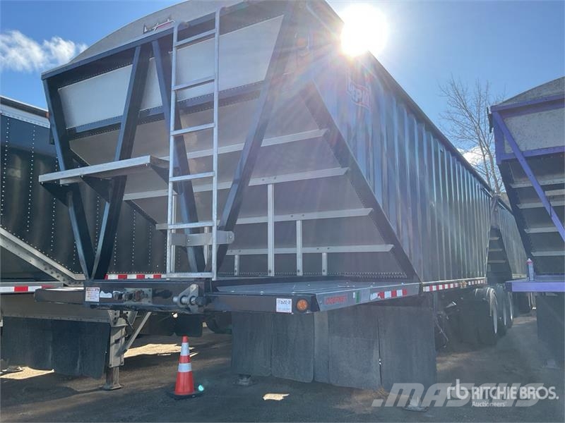 Doepker Super B-Train Grain Trailer Grain / Silage Trailers