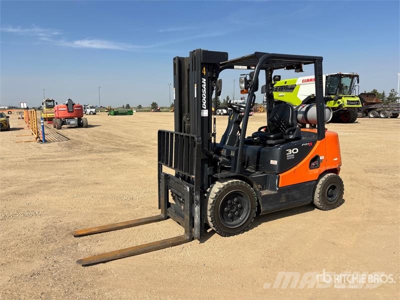 Doosan G30E-5 5450 lb Pneumatic Tire Forklift Other