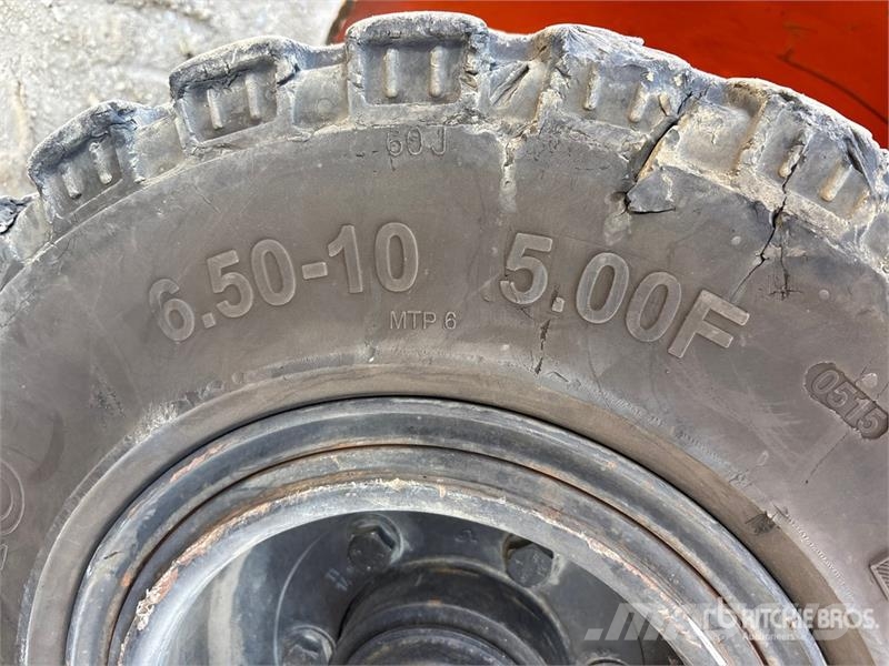 Doosan G30E-5 5450 lb Pneumatic Tire Forklift Other