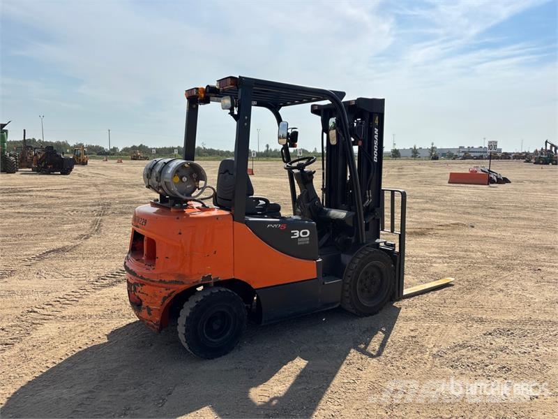 Doosan G30E-5 5450 lb Pneumatic Tire Forklift Other