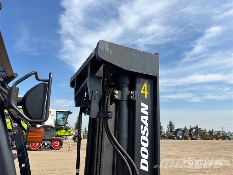 Doosan G30E-5 5450 lb Pneumatic Tire Forklift Other