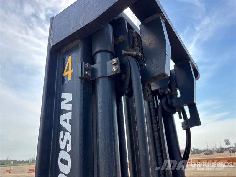 Doosan G30E-5 5450 lb Pneumatic Tire Forklift Other
