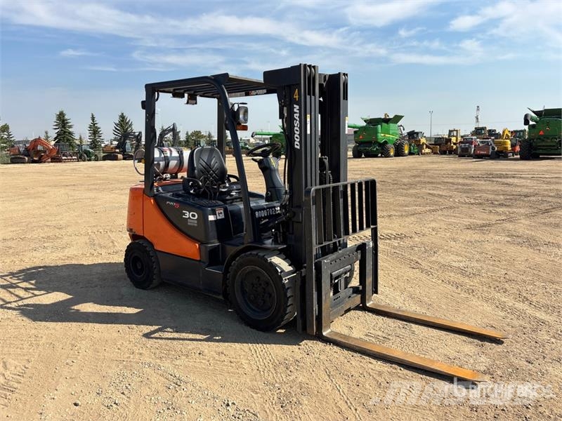 Doosan G30E-5 5450 lb Pneumatic Tire Forklift Other