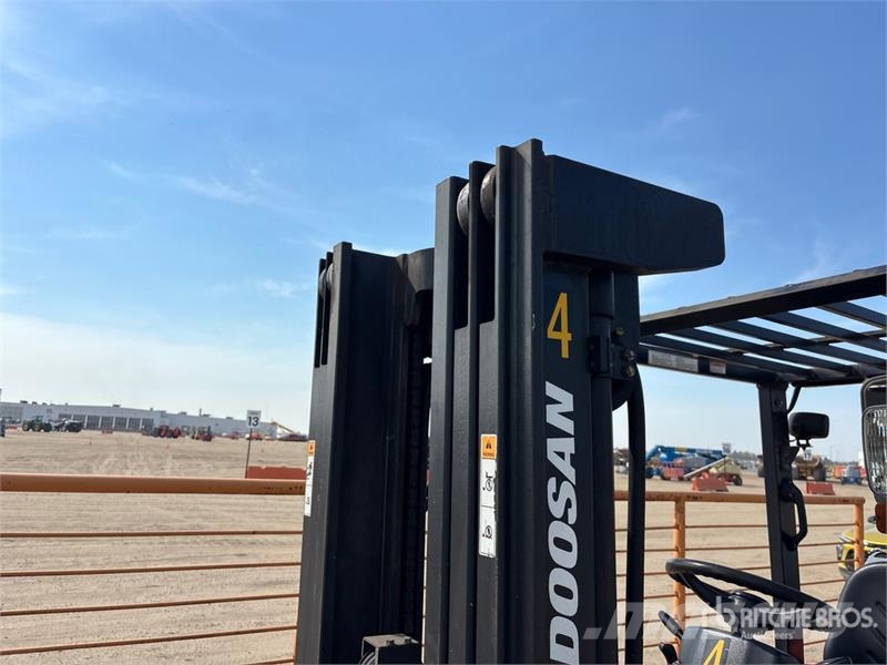 Doosan G30E-5 5450 lb Pneumatic Tire Forklift Other