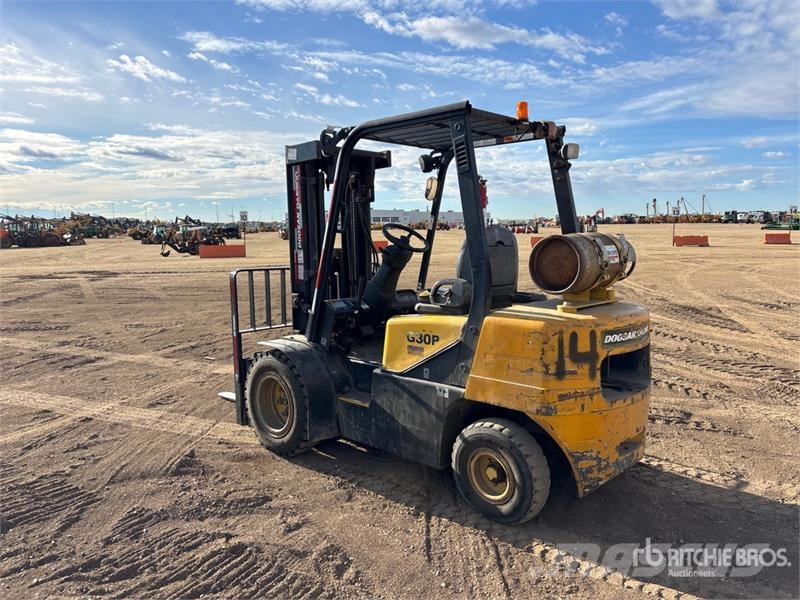 Doosan G30P-3 4600 lb Pneumatic Tire Forklift Targoncák-Egyéb