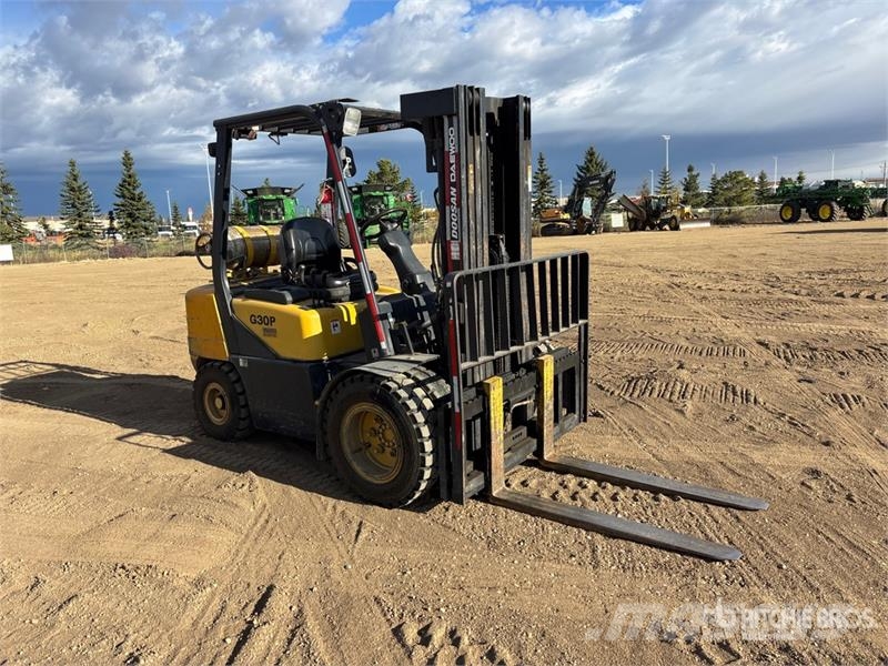Doosan G30P-3 4600 lb Pneumatic Tire Forklift Targoncák-Egyéb