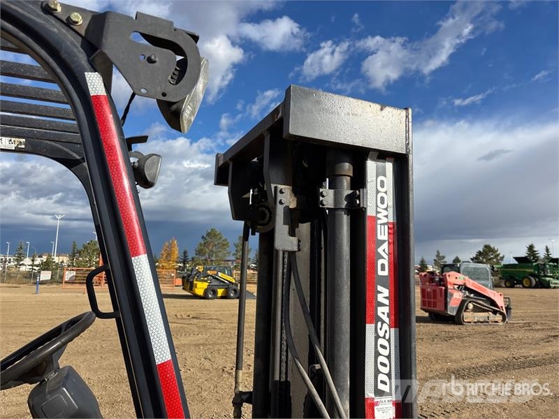 Doosan G30P-3 4600 lb Pneumatic Tire Forklift Targoncák-Egyéb