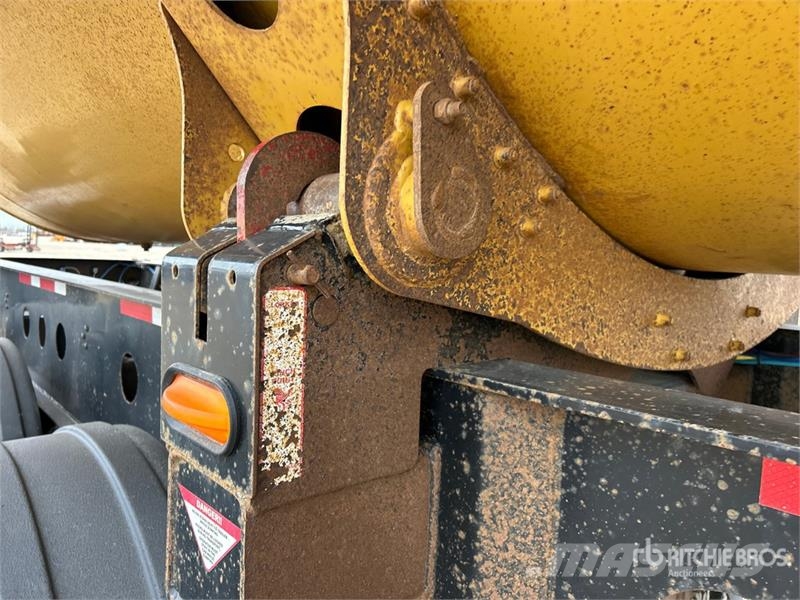  Douglas 38 ft Tri/A Side Dump Trailer Самоскиди
