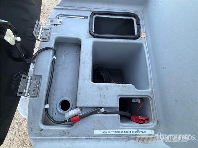 Dustance Hurricane XTT Ride-On Floor Scrubber Otros remolques