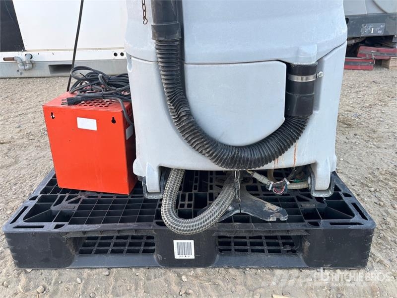  Dustbane Hurricane XTT Ride-On Floor Scrubber Otros remolques