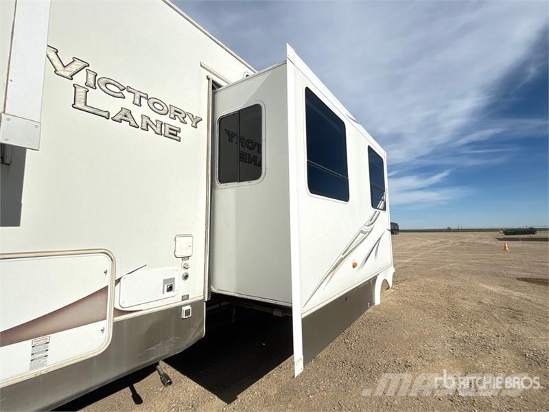 Dutchmen 38SRV-H5 38 ft Tri/A Toy Hauler Travel Tr Інші причепи