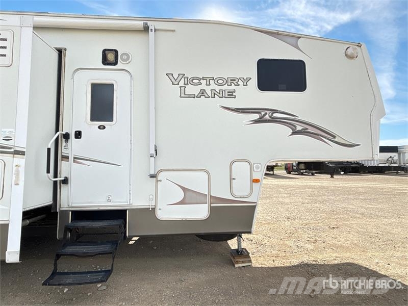 Dutchmen 38SRV-H5 38 ft Tri/A Toy Hauler Travel Tr Інші причепи