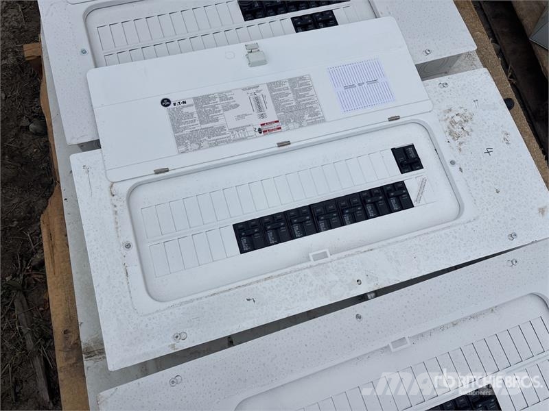 Eaton of (3) Eaton Electrical Panels Andre komponenter