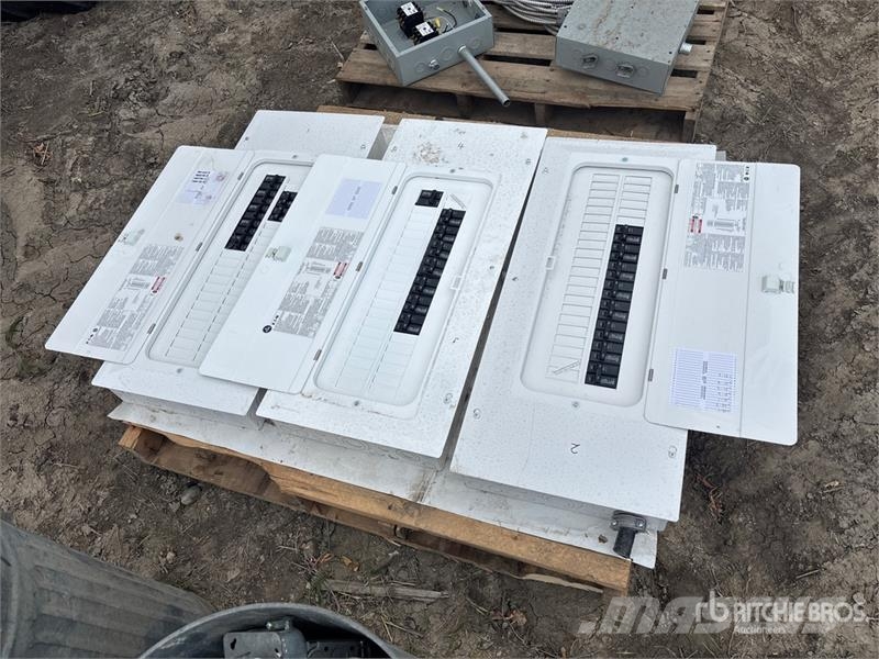 Eaton of (3) Eaton Electrical Panels Andre komponenter