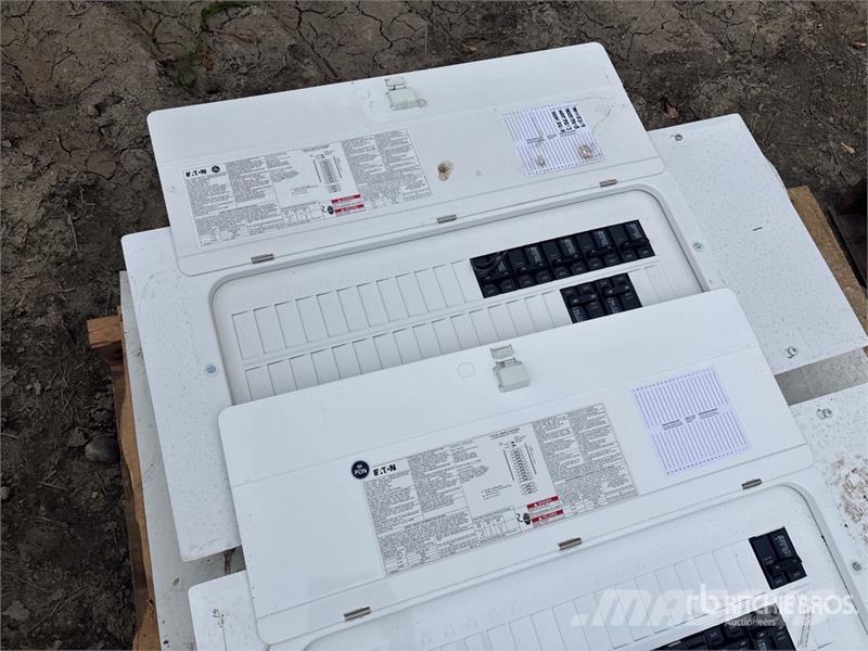 Eaton of (3) Eaton Electrical Panels Andre komponenter