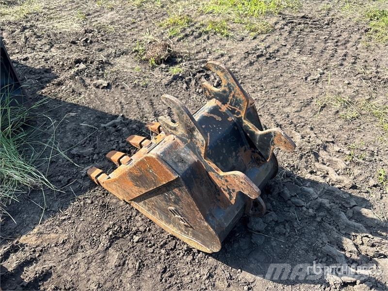  EFI 17 in Mini Excavator Bucket - Fits Hitachi ZX3 Godet