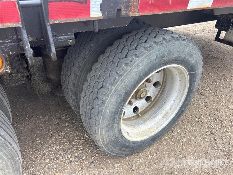 Falcon 33 ft Tri/A Flatbed Trailer Lavaperävaunut