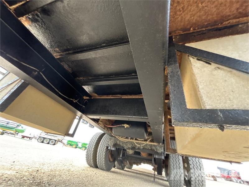 Falcon 33 ft Tri/A Flatbed Trailer Lavaperävaunut