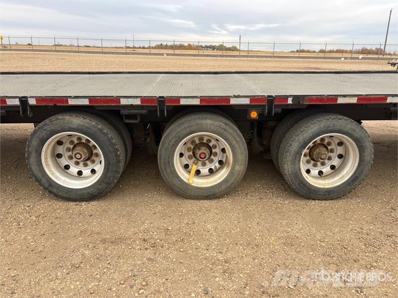 Falcon 33 ft Tri/A Flatbed Trailer Lavaperävaunut