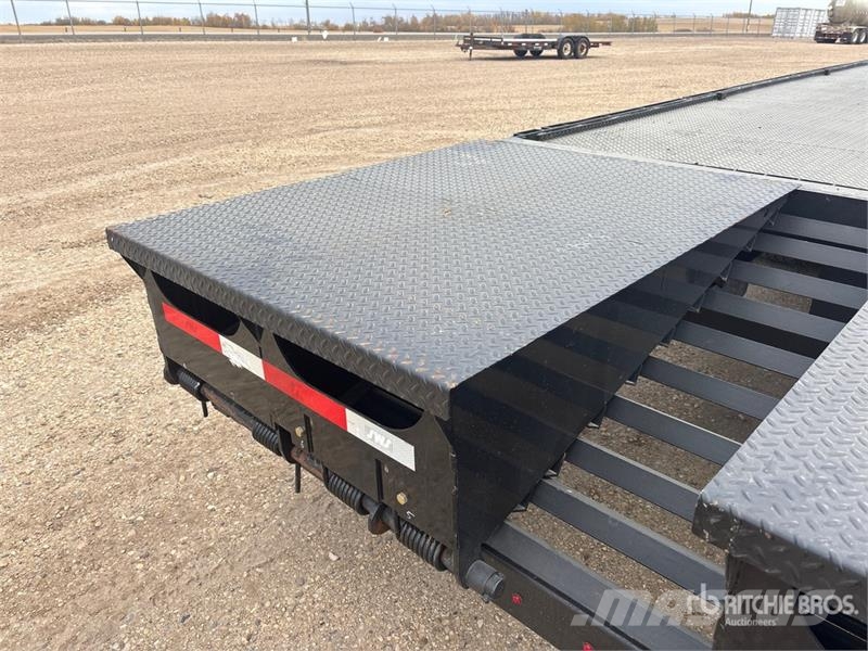 Falcon 33 ft Tri/A Flatbed Trailer Lavaperävaunut