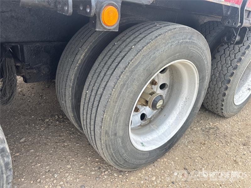 Falcon 33 ft Tri/A Flatbed Trailer Lavaperävaunut