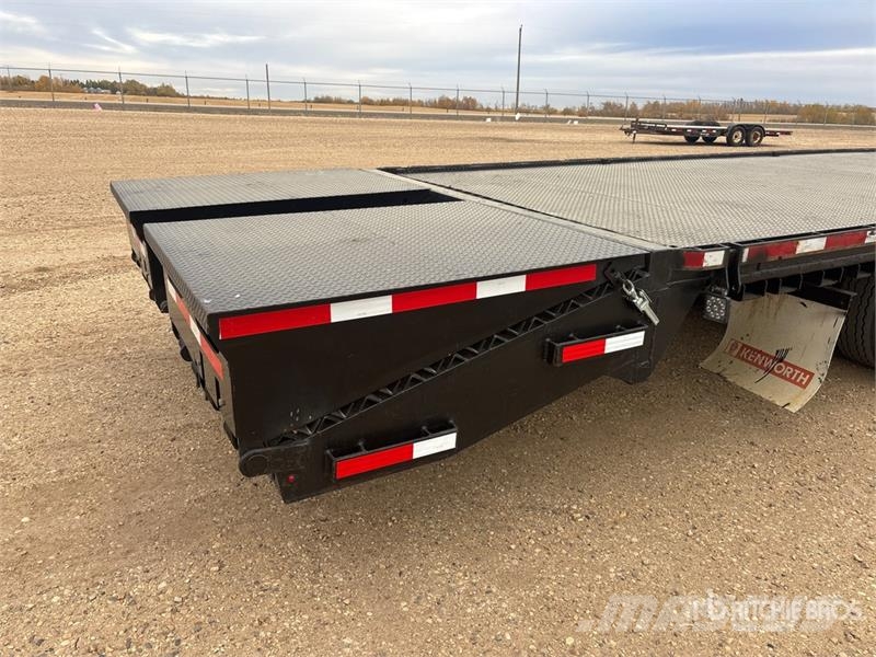 Falcon 33 ft Tri/A Flatbed Trailer Lavaperävaunut