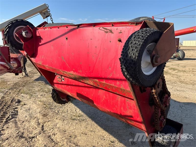 Farm King 16 in x 100 ft Swing Grain Auger معدات نقل