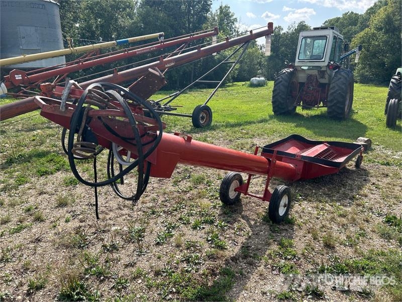 Farm King 8 in x 10 ft Transfer Grain Auger معدات نقل