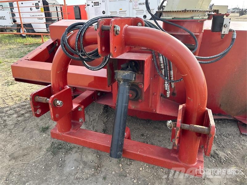 Farm King 9 ft 2 in Snow Blower Snøfresere