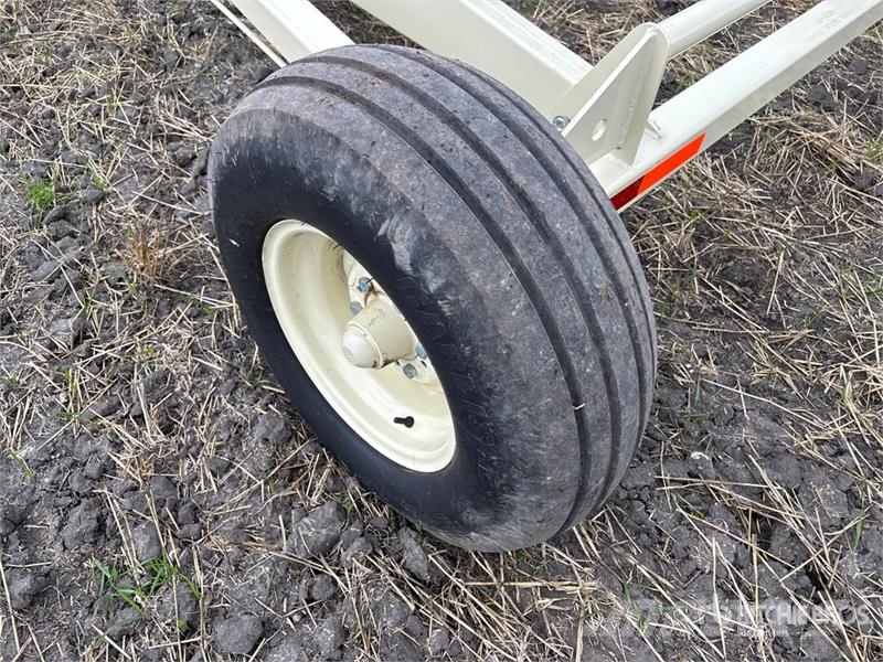 Farm King Y1385TMR 13 in x 85 ft Telescopic Swing Grain Auge Transportbanden en Rollenbanen