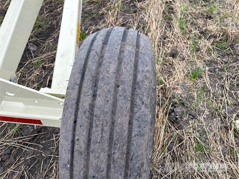 Farm King Y1385TMR 13 in x 85 ft Telescopic Swing Grain Auge Transportbanden en Rollenbanen