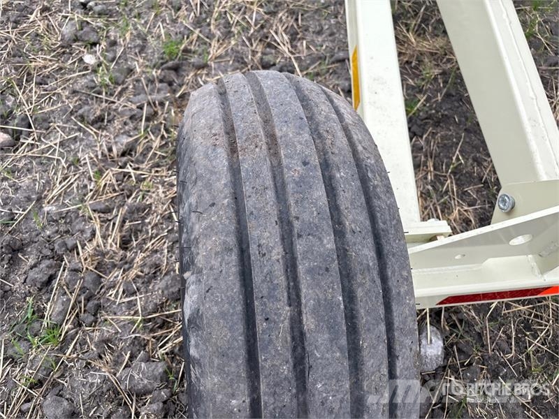 Farm King Y1385TMR 13 in x 85 ft Telescopic Swing Grain Auge Transportbanden en Rollenbanen