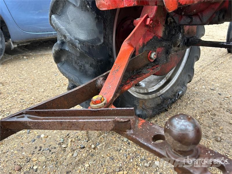 Farmall 2WD Tractor (Inoperable) Traktorit