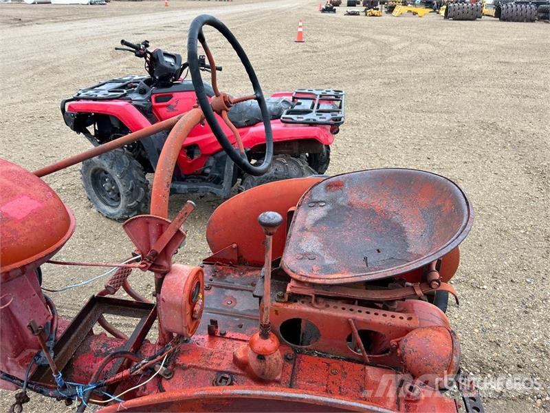 Farmall 2WD Tractor (Inoperable) Traktorit