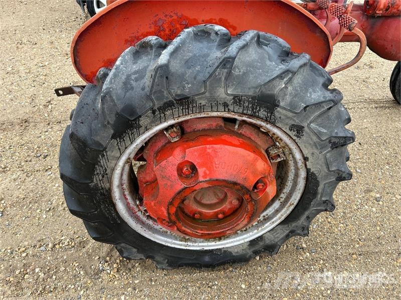 Farmall 2WD Tractor (Inoperable) Traktorit