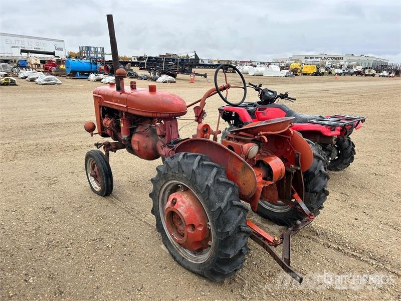 Farmall 2WD Tractor (Inoperable) Traktorit