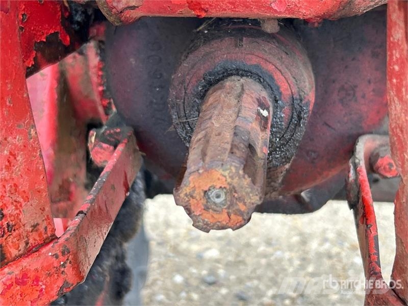 Farmall 2WD Tractor (Inoperable) Traktorit