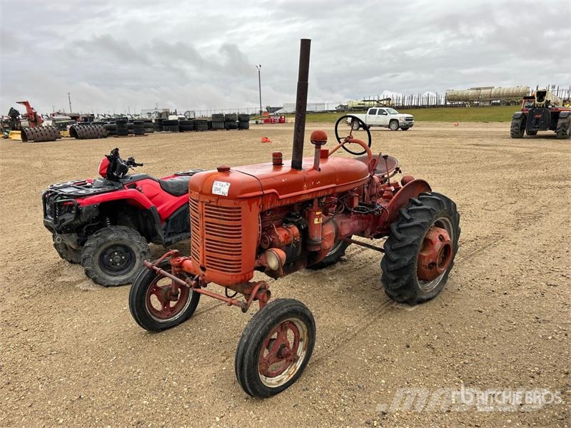 Farmall 2WD Tractor (Inoperable) Traktorit