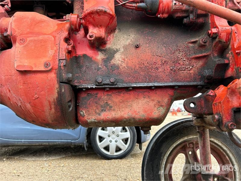 Farmall 2WD Tractor (Inoperable) Traktorit