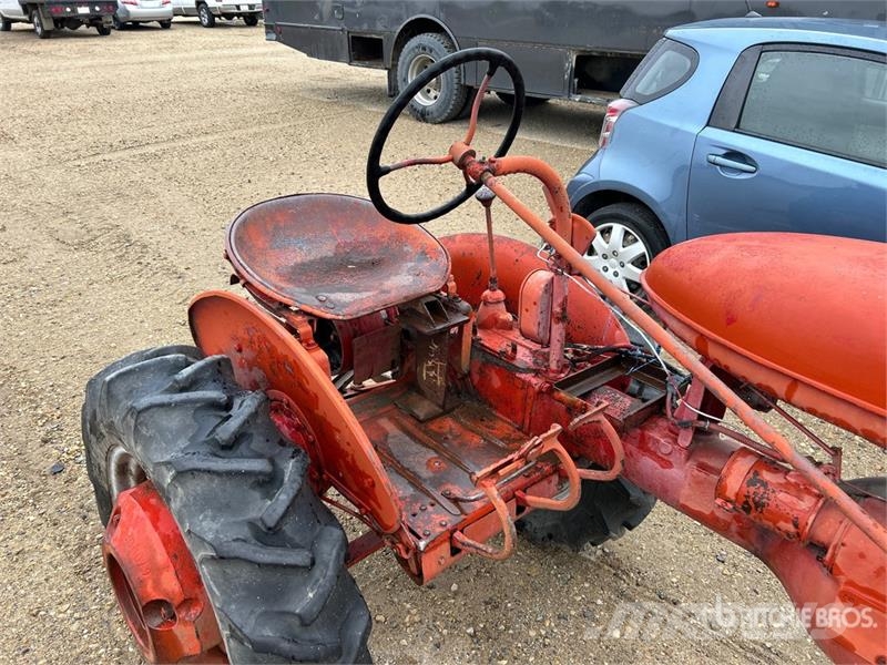 Farmall 2WD Tractor (Inoperable) Traktorit